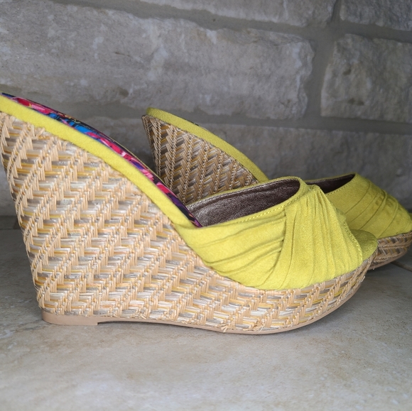 Qupid chartreuse espadrille wedges, size 6.5 - Picture 7 of 10